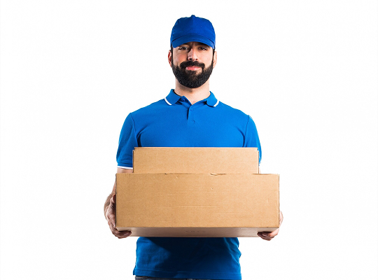 hombre con varias cajas