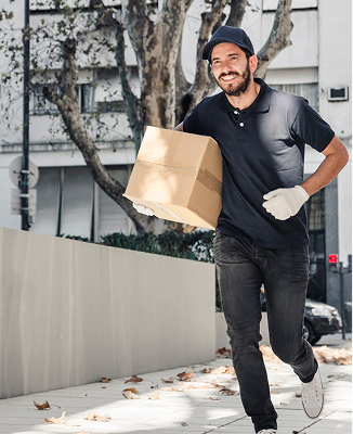 hombre corriendo con caja