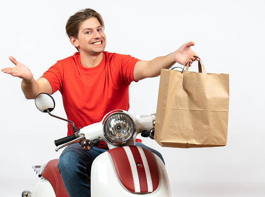 hombre feliz en moto
