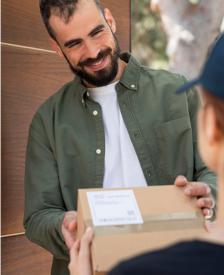 hombre revisando caja