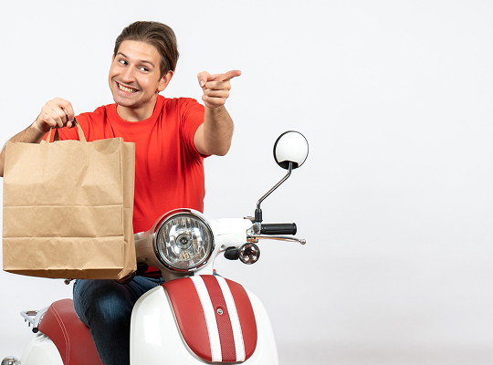 persona con caja en moto